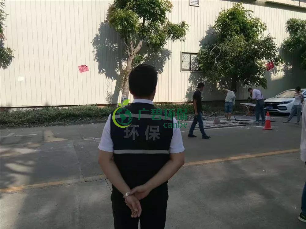 顺德容桂环运分局当场抓到一男子偷倒玻璃废渣到沙井