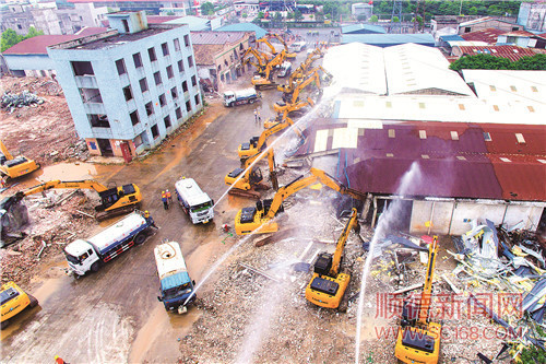 顺德龙江出动100多台工程机械开展村级工业园改造集中拆除行动